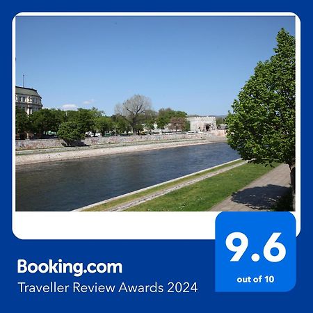 65 Square Meters Designer Apartment In Heart Of City - River View ! Park For Free Nis Bagian luar foto