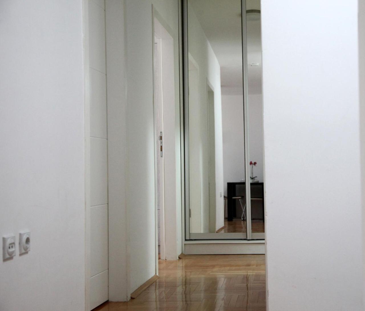 65 Square Meters Designer Apartment In Heart Of City - River View ! Park For Free Nis Bagian luar foto