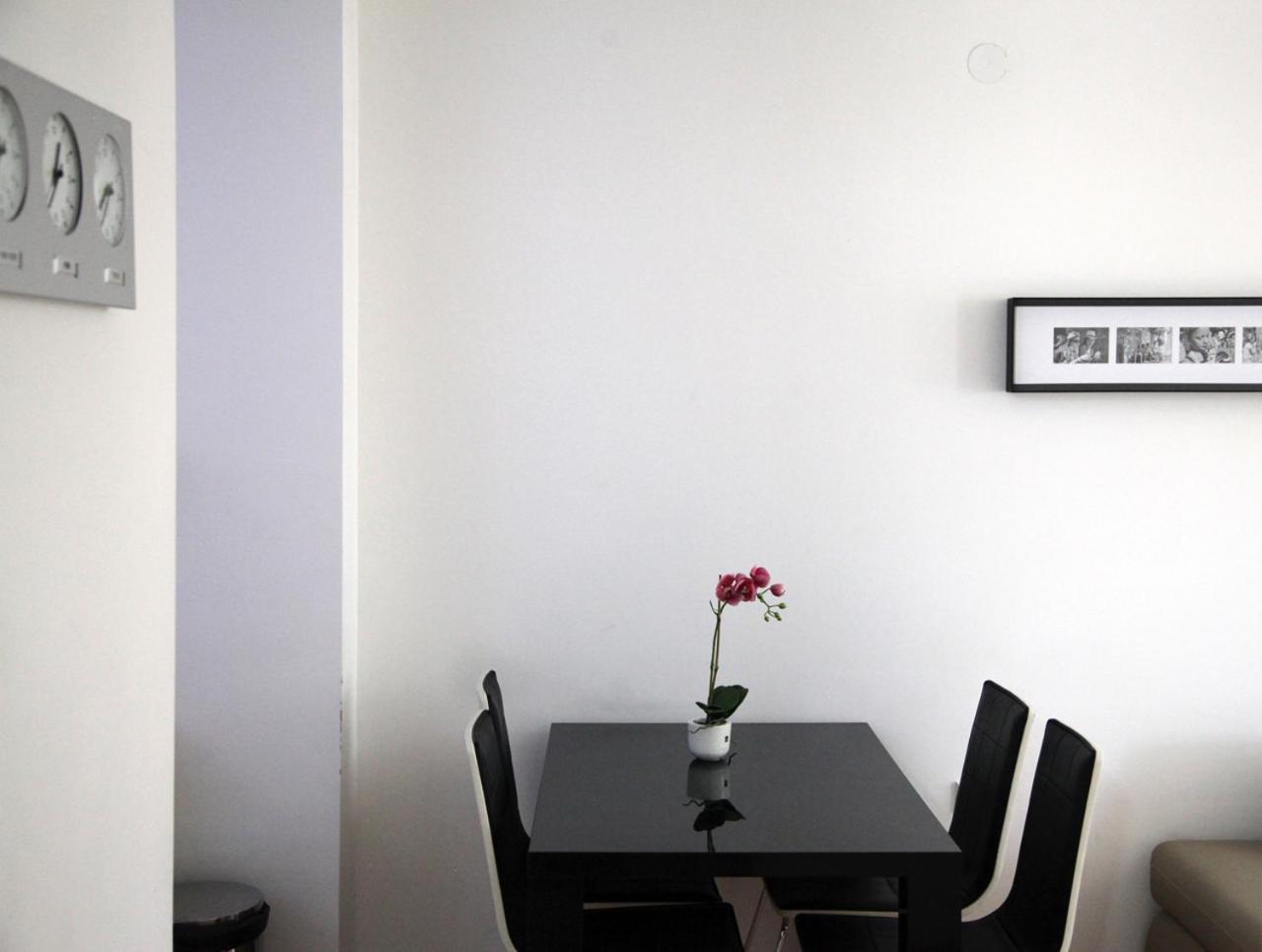 65 Square Meters Designer Apartment In Heart Of City - River View ! Park For Free Nis Bagian luar foto