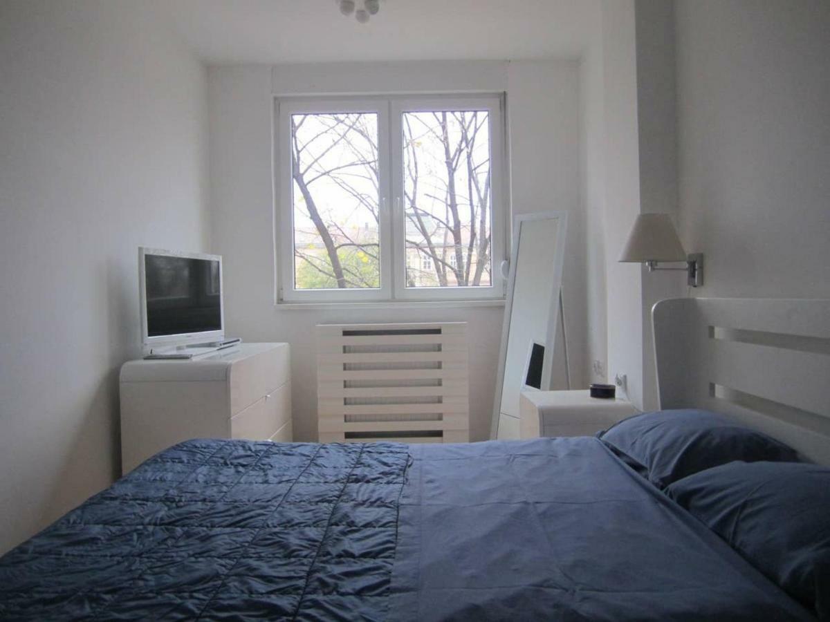 65 Square Meters Designer Apartment In Heart Of City - River View ! Park For Free Nis Bagian luar foto