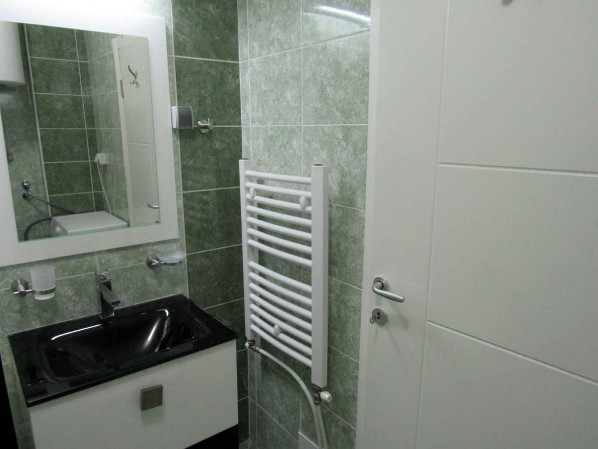 65 Square Meters Designer Apartment In Heart Of City - River View ! Park For Free Nis Bagian luar foto