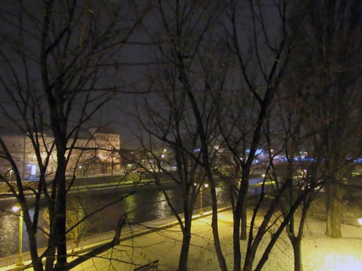 65 Square Meters Designer Apartment In Heart Of City - River View ! Park For Free Nis Bagian luar foto