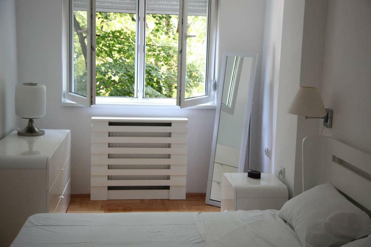 65 Square Meters Designer Apartment In Heart Of City - River View ! Park For Free Nis Bagian luar foto