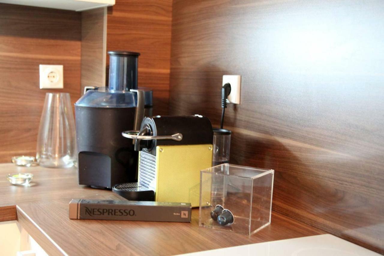 65 Square Meters Designer Apartment In Heart Of City - River View ! Park For Free Nis Bagian luar foto