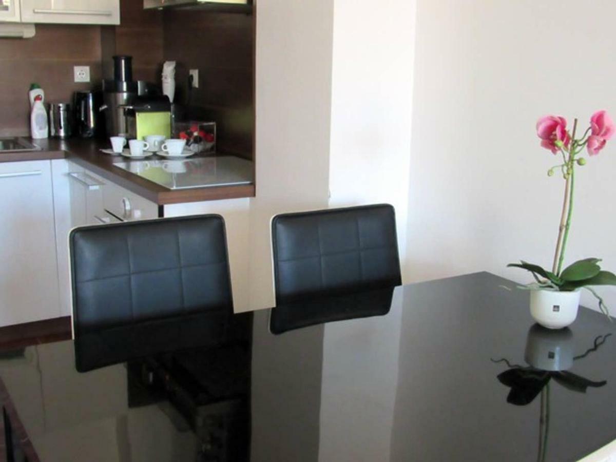 65 Square Meters Designer Apartment In Heart Of City - River View ! Park For Free Nis Bagian luar foto