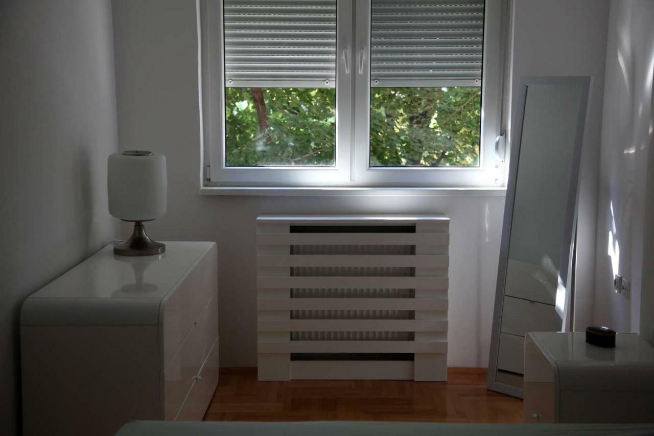 65 Square Meters Designer Apartment In Heart Of City - River View ! Park For Free Nis Bagian luar foto