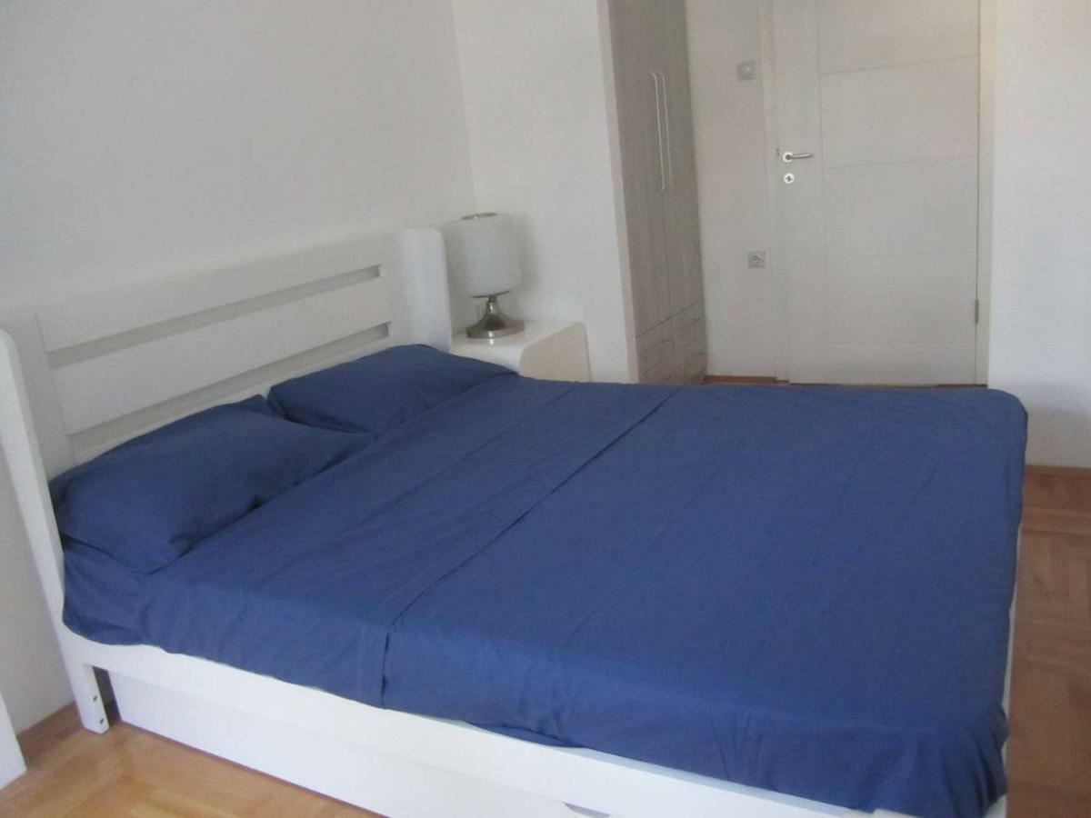65 Square Meters Designer Apartment In Heart Of City - River View ! Park For Free Nis Bagian luar foto