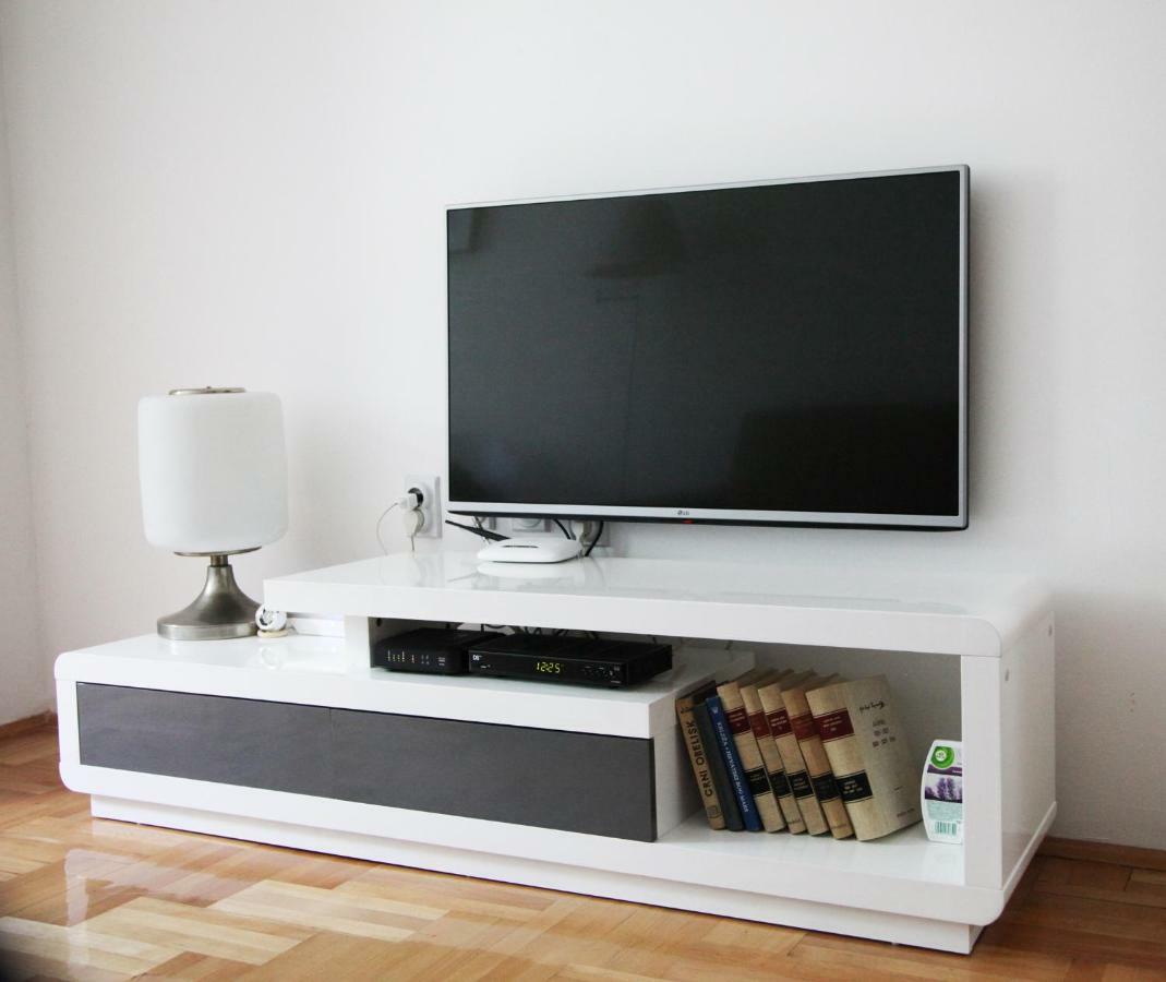 65 Square Meters Designer Apartment In Heart Of City - River View ! Park For Free Nis Bagian luar foto