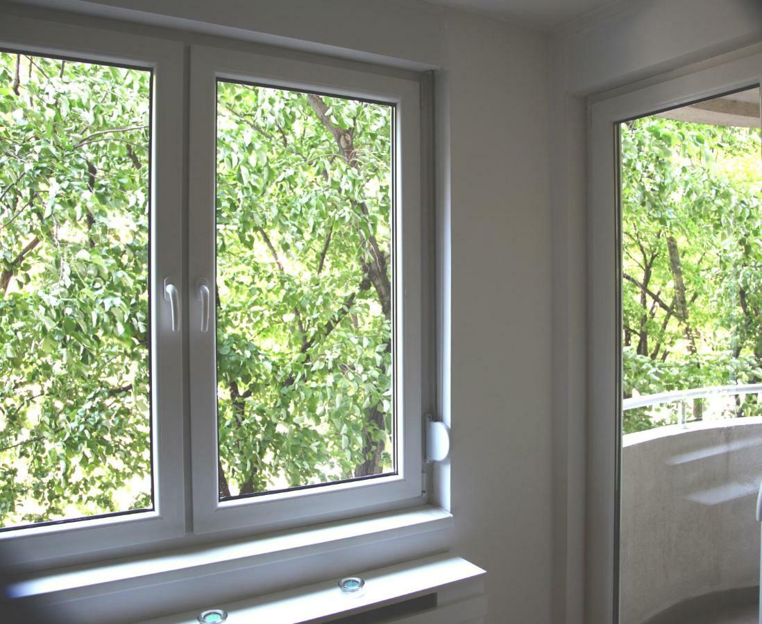 65 Square Meters Designer Apartment In Heart Of City - River View ! Park For Free Nis Bagian luar foto